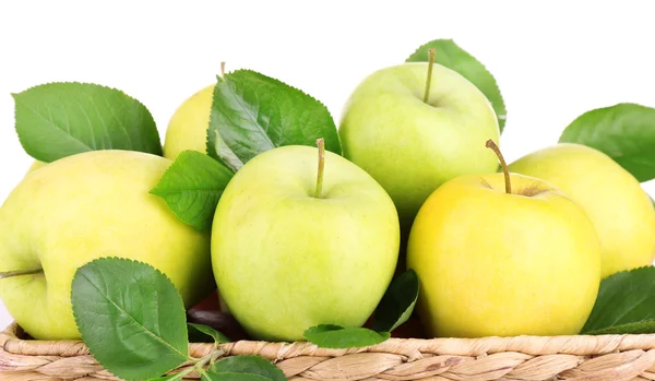 Maturare mele dolci con foglie, isolate su bianco — Foto Stock