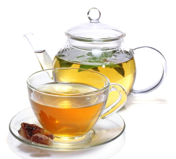Composition de thé à la menthe fraîche dans une tasse en verre et théière et sucre brun isolé sur blanc — Photo