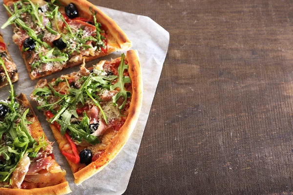 Roka renk ahşap zemin üzerinde pizza — Stok fotoğraf