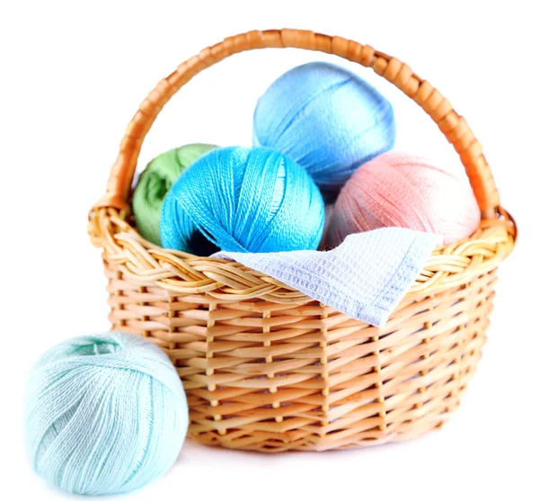 Bolas de hilo de colores para tejer en canasta de mimbre, aisladas en blanco — Foto de Stock