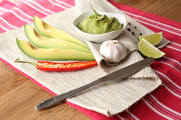 Guacamole fresco in ciotola sul tavolo — Foto Stock