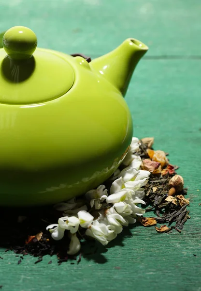 Pflanzlicher natürlicher floraler Tee-Aufguss mit trockenen Blumen und Kräuterzutaten, auf farbigem Holzhintergrund — Stockfoto