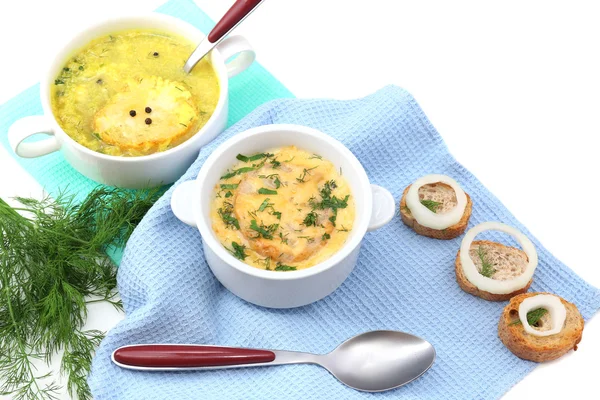 Νόστιμα σούπα στην κατσαρόλα, απομονωμένα σε λευκό — Φωτογραφία Αρχείου