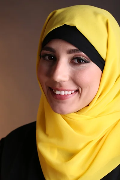 Mulher árabe muçulmana bonita no fundo de cor escura — Fotografia de Stock