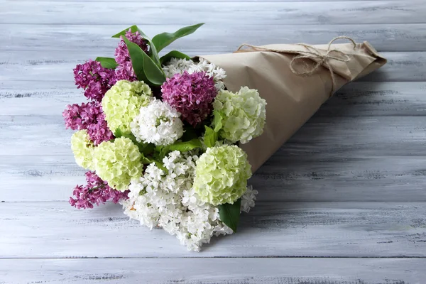 Mooi boeket van Lentebloemen op een houten achtergrond kleur — Stockfoto