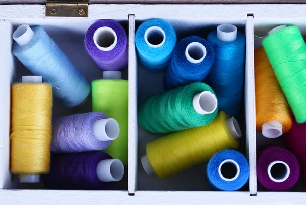 Filo per cucire multicolore in scatola di legno, primo piano — Foto Stock
