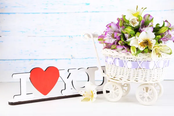 Bouquet av freesias på bordet på trebakgrunn – stockfoto