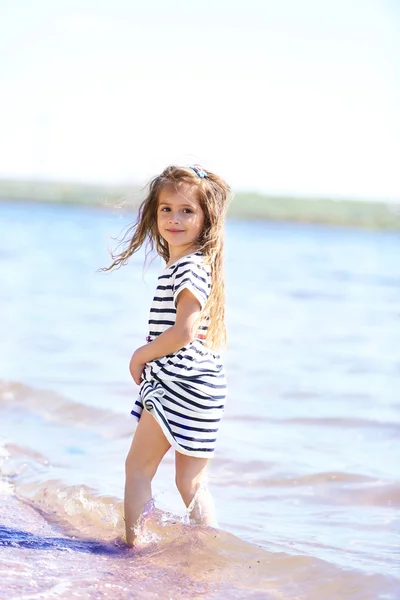 Beautiful little girl on the beach — Stock Photo, Image