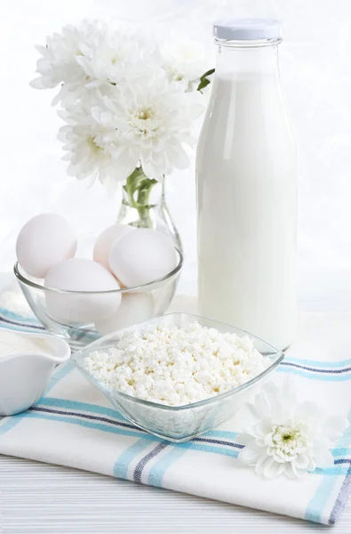 Produtos lácteos saborosos na mesa de madeira — Fotografia de Stock