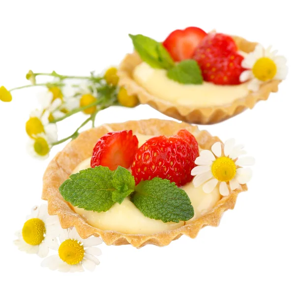Tartelettes savoureuses aux fraises isolées sur blanc — Photo
