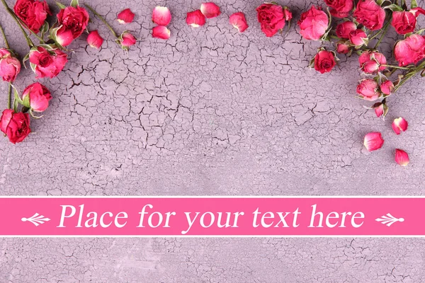 Mooie roze gedroogde rozen op oude houten achtergrond — Stockfoto