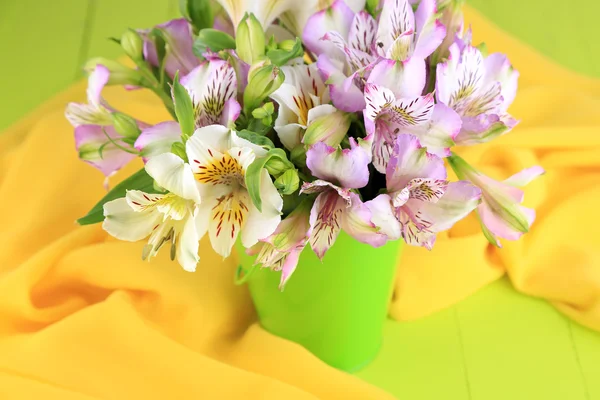 Bouquet di fresie in secchio sul tavolo primo piano — Foto Stock