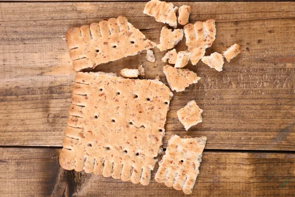 Biscoito esmagado em fundo de madeira — Fotografia de Stock