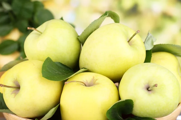 Mogen söta äpplen med blad på natur bakgrund — Stockfoto