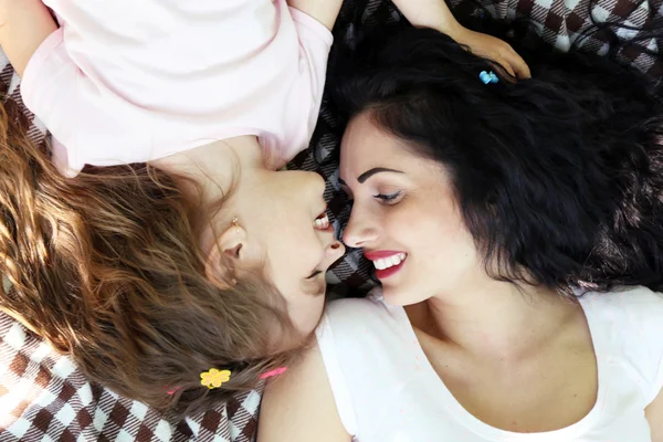 Portrait de maman et fille heureuses . — Photo