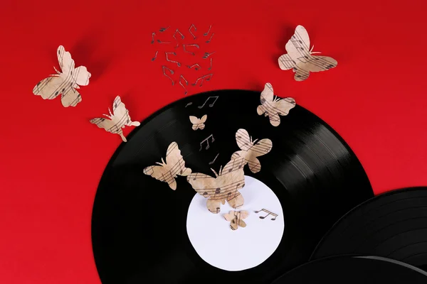 Oude vinyl record met papieren vlinders — Stockfoto
