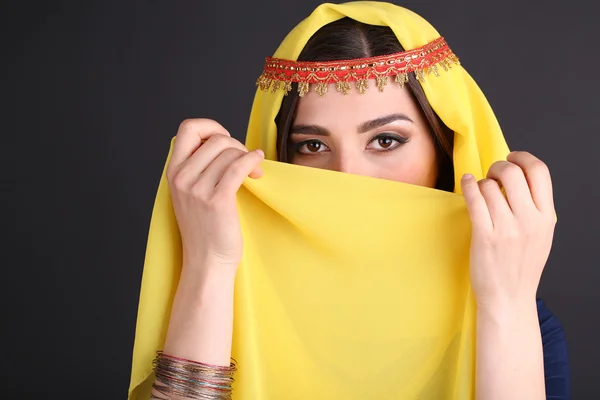 Hermosa chica oriental sobre fondo oscuro — Foto de Stock