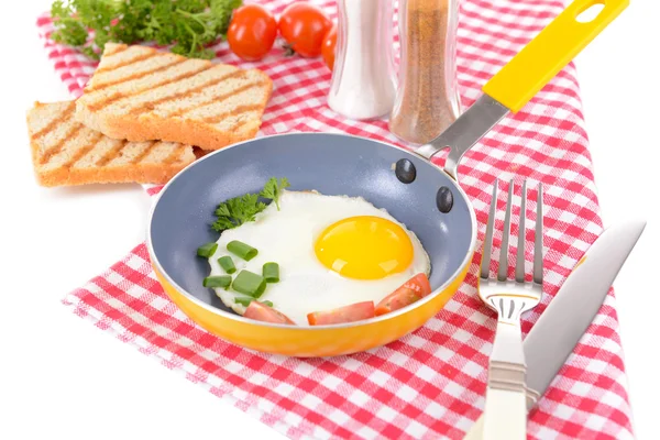 Míchaná vejce a slaninu na pánvi na tabulka detail — Stock fotografie