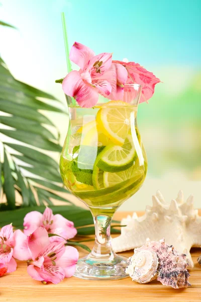 Cóctel refrescante en la mesa de playa — Foto de Stock