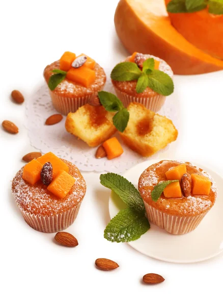 Muffin di zucca saporiti, isolati su bianco — Foto Stock