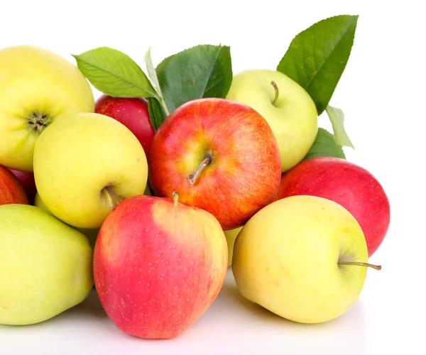 Manzanas dulces maduras con hojas, aisladas en blanco —  Fotos de Stock