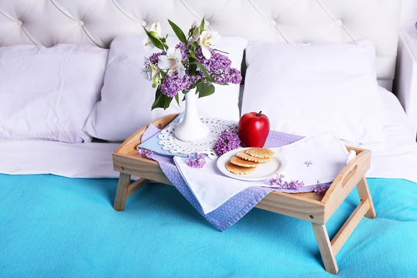 Petit déjeuner léger et beau bouquet au lit — Photo