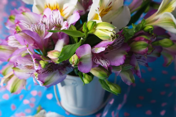 Bouquet di fresie in secchio sul tavolo primo piano — Foto Stock