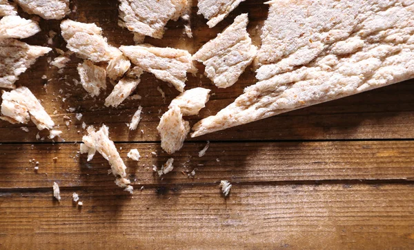 Подрібнений дієтичний житній хліб на дерев'яному фоні — стокове фото