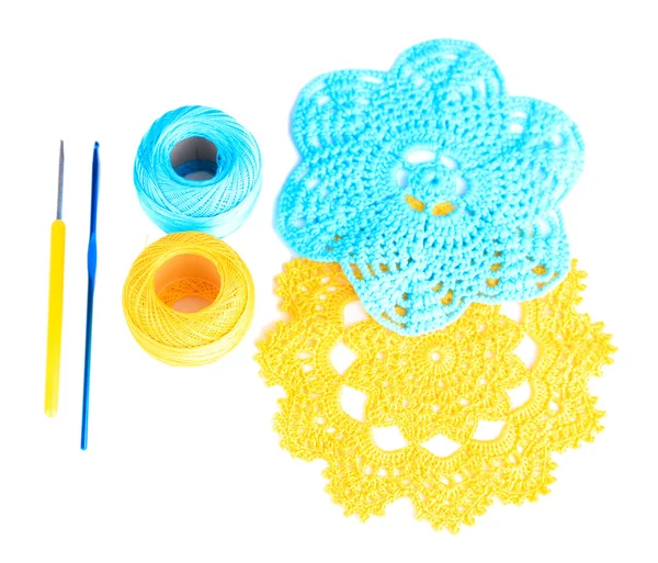 Kolorowe przędzy na drutach z serwetka i crochet hak, na białym tle — Zdjęcie stockowe