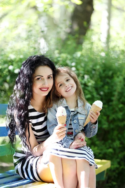 Šťastná maminka a dcera. Procházka v zelený park — Stock fotografie