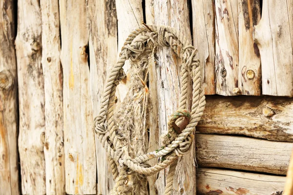 Oud touw op houten ondergrond — Stockfoto