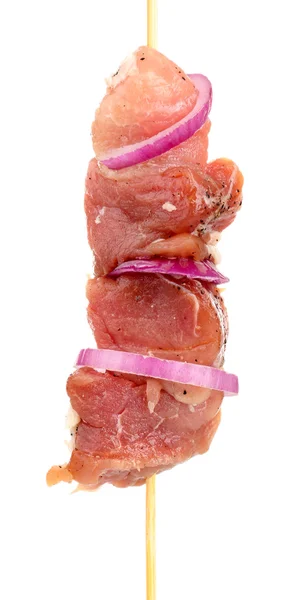 Kebab de porco cru isolado em branco — Fotografia de Stock