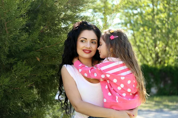 Щаслива мама і дочка. ходити в зеленому парку — Stok fotoğraf
