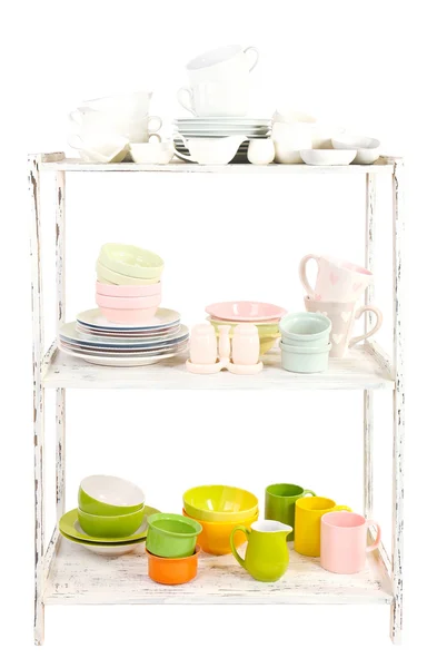 Vaisselle différente sur étagère, isolée sur fond blanc — Photo