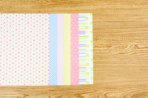 Papier voor scrapbooking, op houten tafel — Stockfoto