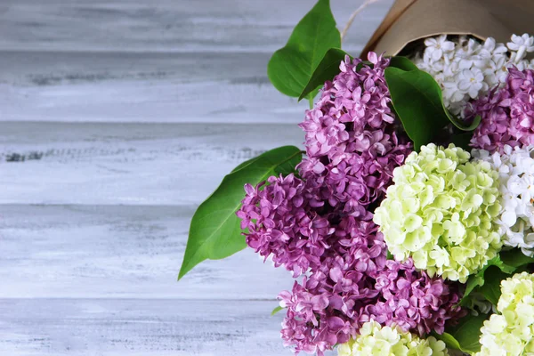 木製の背景の色の春の花の美しい花束 — ストック写真