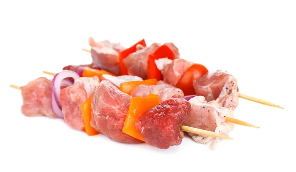 Rått fläsk kebab isolerad på vit — Stockfoto