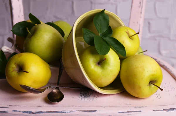 Bella natura morta con mele dolci mature e foglie — Foto Stock