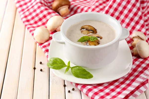 生理用ナプキン、木製の背景上に白の鍋にマッシュ ルーム スープ — ストック写真