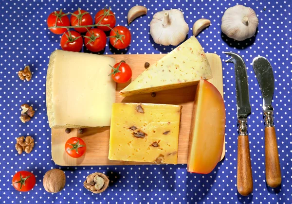 Bodegón con productos lácteos y pan en la mesa — Foto de Stock