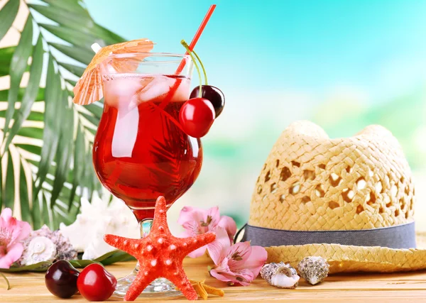 Refrescante cóctel de cereza en la mesa de playa —  Fotos de Stock