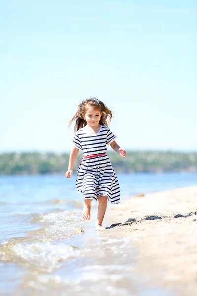 Vacker liten flicka på stranden — Stockfoto