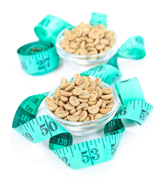 绿色咖啡豆和卷尺，白色衬底上分离。减肥的概念 — 图库照片