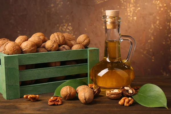 Ореховое масло и орехи на деревянном столе — стоковое фото