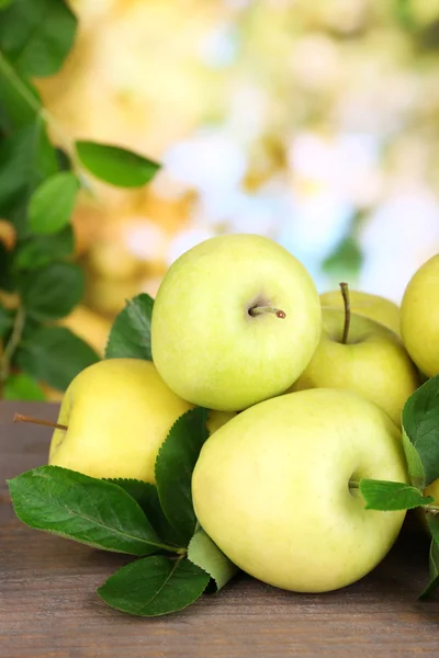 Manzanas dulces maduras con hojas sobre fondo natural —  Fotos de Stock