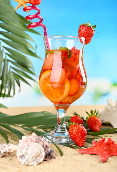 Refreshing strawberry cocktail on sand beach — Stock Photo, Image