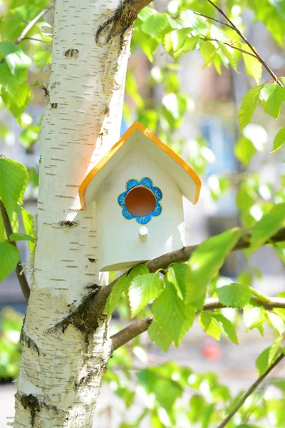 Birdhouse no jardim ao ar livre — Fotografia de Stock