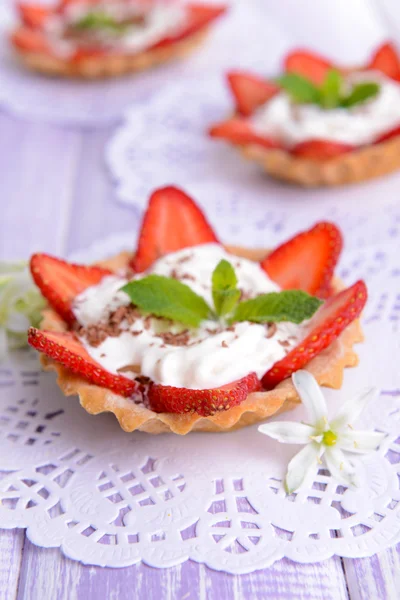 Sabrosos tartaletas con fresas en primer plano de la mesa — Foto de Stock