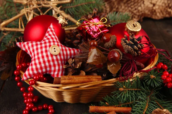 Weihnachtsdekoration in Korb und Fichtenzweigen auf dem Tisch aus nächster Nähe — Stockfoto