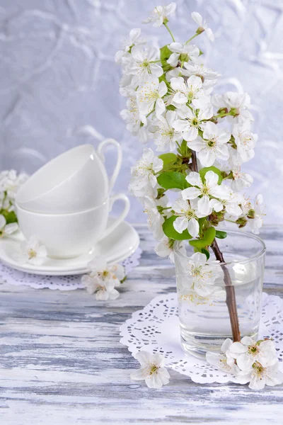 Bellissimo fiore di frutta in vetro sul tavolo su sfondo grigio — Foto Stock